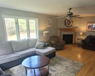 Private Home 5 Minutes from Smugglers Notch Resort - Jeffersonville - Living room