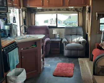 Cozy 1-bedroom camper in nice High Springs with AC - High Springs - Living room