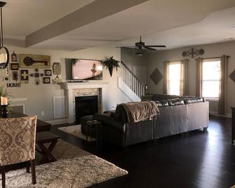 Modern Hokie Home ~ Master on main, Va Tech, Radford, C-Burg & Tesla Charger - Christiansburg - Living room