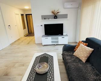 Happy Dreams Oasis Cazin Full of Feelings & Emotions Good Wi-Fi Netflix & Chill, 60m2 - Cazin - Sala de estar