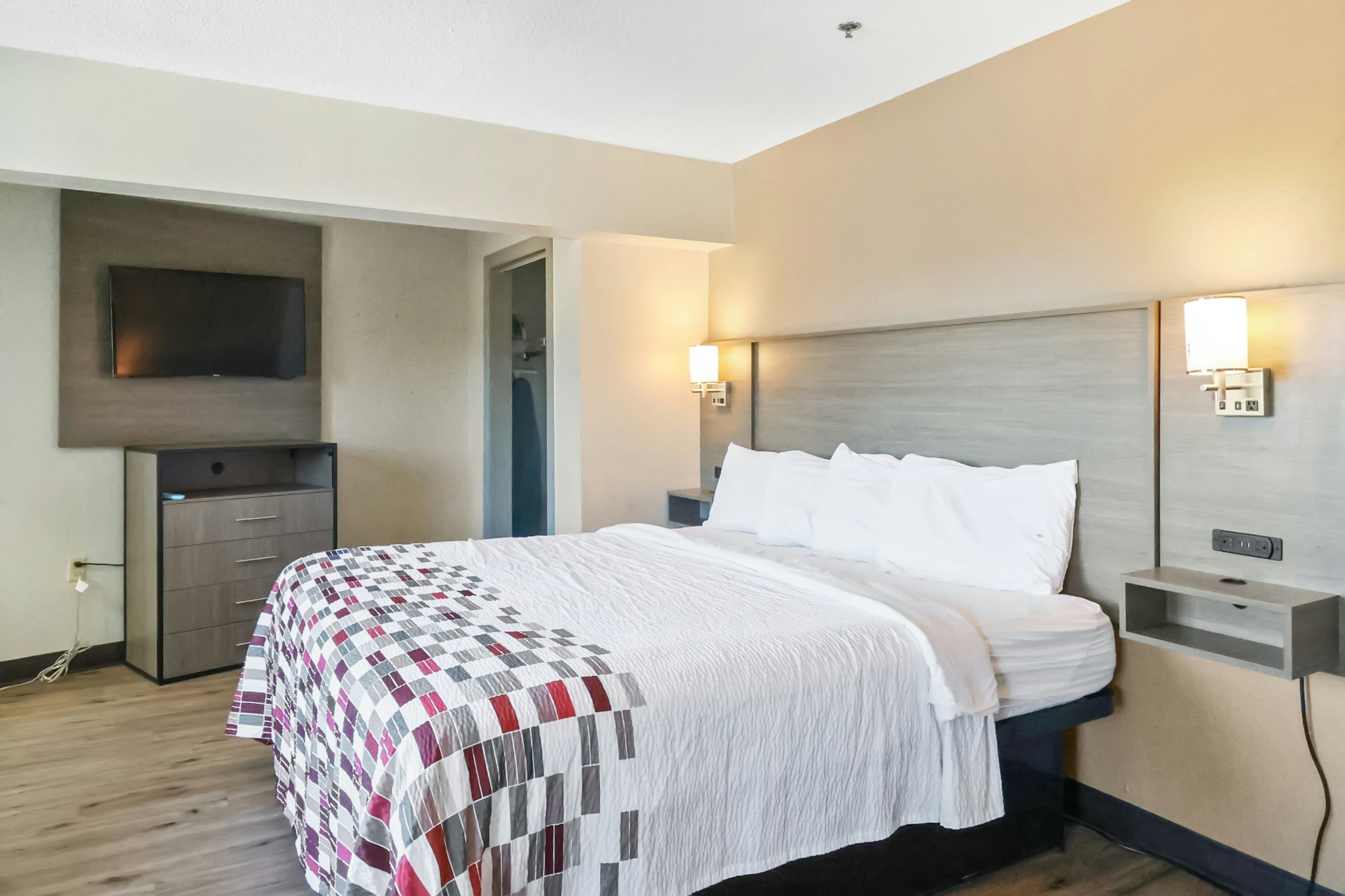Red Roof Inn & Suites Fayetteville-Fort Bragg - פאייטוויל - חדר שינה