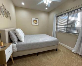 Chic 2br W/Balcony, Great Location 2freeparking - Santa Clara - Schlafzimmer