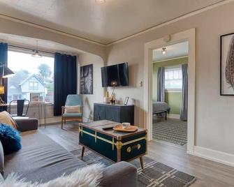 #stayinmydistrict Historic Apartment Near Downtown - Coos Bay - Living room