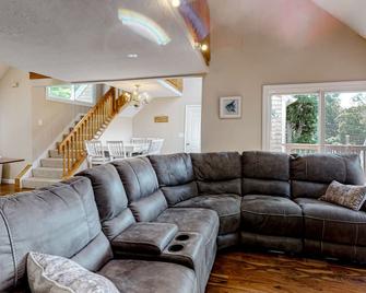 Air Conditioned Home w/ Large Deck, WiFi & Wequaquet Lake Beach Rights - Centerville - Living room