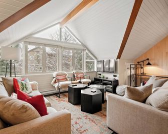 The Nest, Central, Luxury Unit, Free Parking - Whistler - Huiskamer