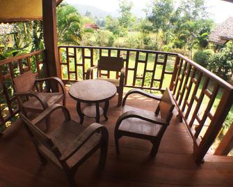 باي كانتري هت - باي - شرفة