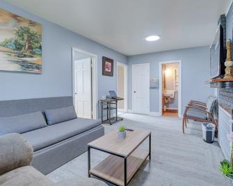 Kalamazoo Vacation Rental Near Golf and Parks! - Kalamazoo - Living room