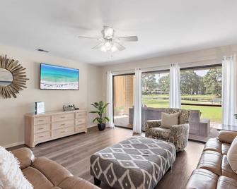 Spacious Beach home with Resort Pools, Pickleball, Walk to the beach and shops. - Miramar Beach - Olohuone