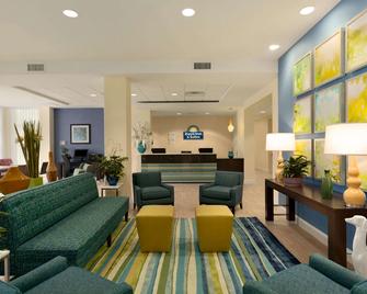 Days Inn & Suites by Wyndham Altoona - Altoona - Lobby
