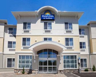 Days Inn & Suites by Wyndham Altoona - Altoona - Building
