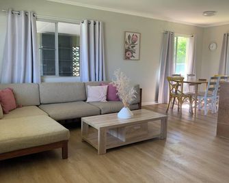 Central, Tidy and Private 3 Bedroom - Atherton - Вітальня