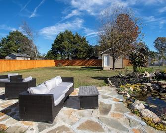 Charming 3-bedroom country house with Koi pond, 6ft Fence in welcoming Monroe - Monroe - Innenhof