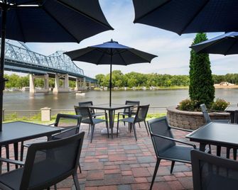 Courtyard by Marriott La Crosse Downtown/Mississippi Riverfront - La Crosse - Veranda
