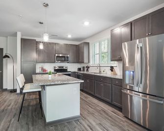Luxurious King 3 Bedroom Suite in North Raleigh - Wake Forest - Kitchen