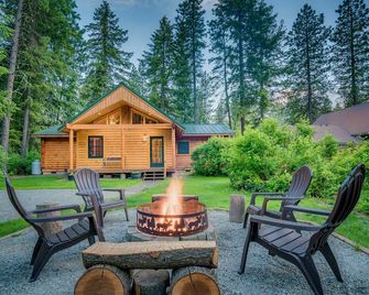 Leavenworth Area Idyllic Rustic Modern Log Cabin with Hot Tub - Leavenworth - Patio