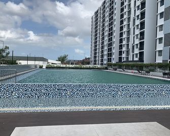 Desaru Central Apartment W Pool,cinemascreen,netflix & Wifi - Bandar Penawar - Pool
