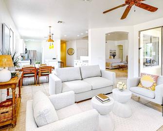 Suite Estrella Sunshine - Goodyear - Living room