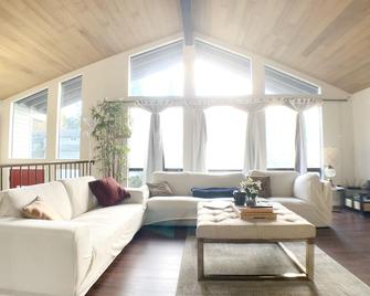 Home Cinema, Sandy Beaches, Hiking Trails, Parks - Kirkland - Living room
