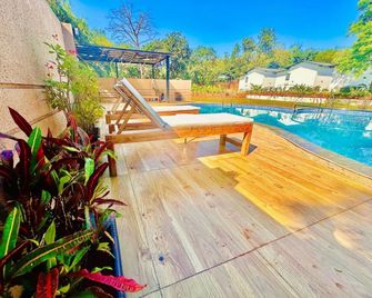 Casa Mounterria - Alibag - Pool