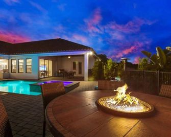 Luxury Resort Lakefront Pool Spa Villa - Thonotosassa - Piscina