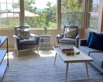 Guesthouse nestled in acres of organic avocado and pixie tangerine orchards. - Охай - Вітальня