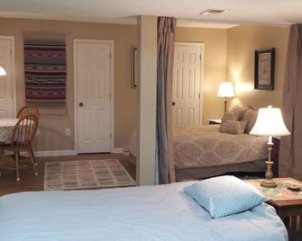 Cozy Guest Suite On Separate Floor & Private Entrance - Candler - Makuuhuone