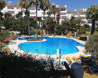 Captivating 2-Bed Apartment in Manilva - Manilva - Pool