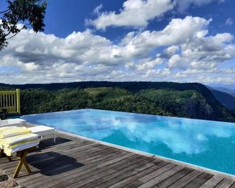 فندق هيلز آند هوز - ثيكادي - حوض السباحة