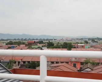 Pretty home in quiet street - Lapu-Lapu City - Balcony