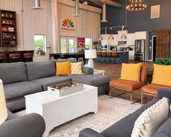 Barndo -7 acres- sleeps 28! Great for groups, custom fire pit area, pool table! - Brenham - Lounge