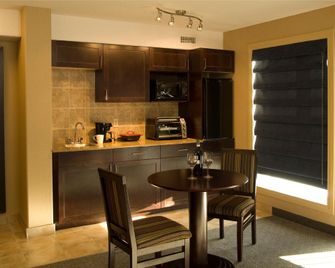 Franklin Suite Hotel - Fort McMurray - Kitchen