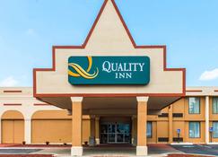 Quality Inn - New Kensington - Building