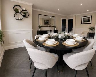 Rochester Retreat, Spacious 5 Bedroom House - Rochester - Dining room