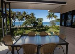 Frangipani Place - Absolute Beachfront - Mission Beach - Restaurant