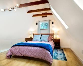 The Carriage House Chic Treetop Loft and Hot Tub - Grass Valley - Bedroom