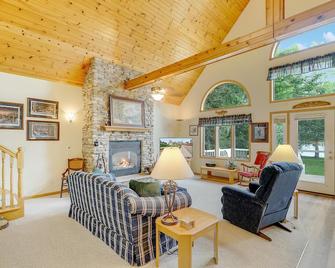 Beautiful Linwood Lake Home 45 minutes from Minneapolis - Wyoming - Living room