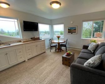 Gracie's Homer House; Home With A View - Homer - Huiskamer