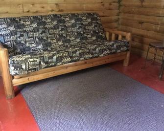 TimberView Cabin. Primitive Tiny Log Cabin. Camping with a roof over your head. - Park Rapids - Вітальня