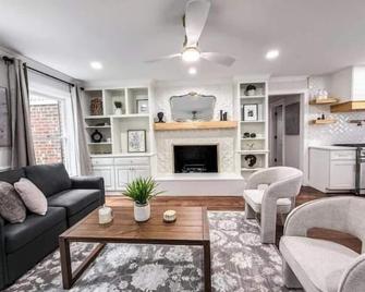 Beautiful Estate in 4 acres of land in Chapel Hill - Chapel Hill - Living room