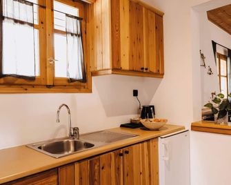 Orias Guesthouse & Farm - Kalavryta - Kitchen