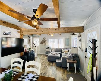Beautiful Remodeled Dog-Friendly In-Town 3/2 Cabin - McCall - Obývací pokoj