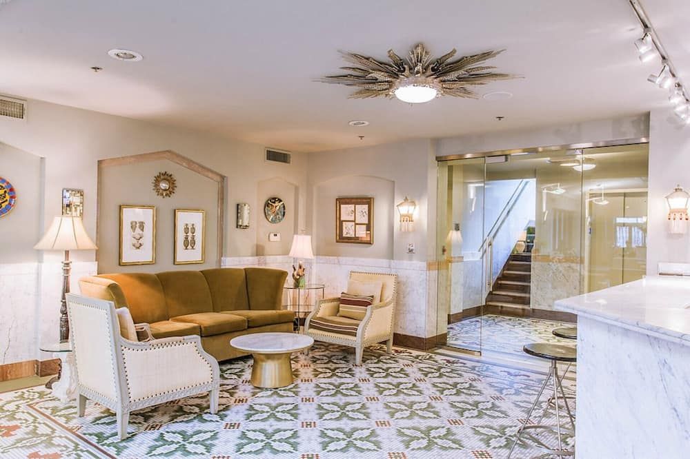 Sunny Midtown 2bd/Ba Central Location! - Oklahoma City - Living room