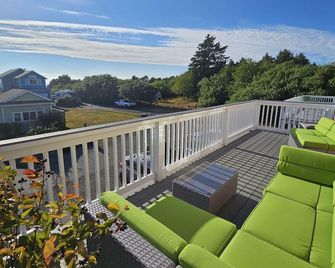 Sunkissed, Est 2015 - 90 Sec Drive to Beach, Firepit, Privacy Fenced Yard, Gardens - Pacific Beach - Balcón