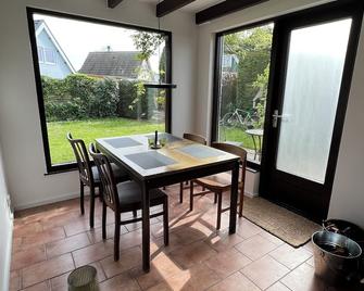 Cozy vacation home with beautiful garden - Brouwershaven - Eetruimte