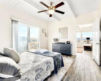 Perfect Private Seaside Beach Getaway w/ Bay Views! - Seaside - Bedroom