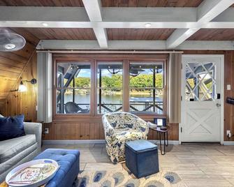 Sunrise Oasis - Enjoy Lakefront Living - Sunrise Beach - Living room