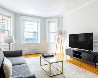 Charming 1BR Steps from Longwood Medical Center, the T, Multiple Schools - Boston - Living room