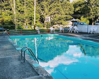 Red Ranch Inn - Catskill - Piscina