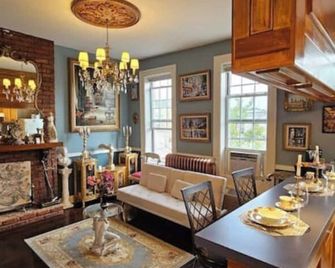 Luxurious Apartment at Colonial Townhouse - Queens - Dining room