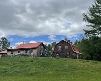 3 Bed Cabin - On Nek Biking And Vast Trails, Hot Tub Optional - East Burke - Edificio